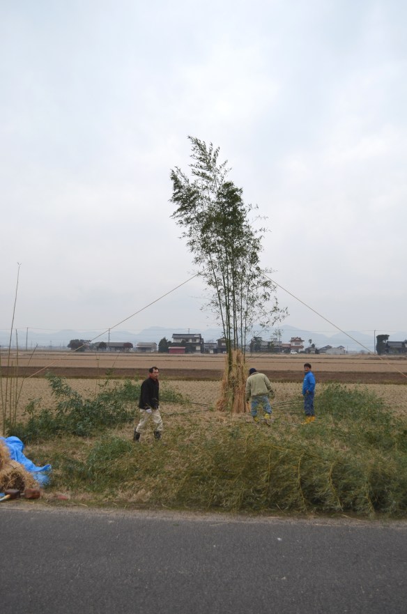 トンド祭りの準備作業当番の3軒の家と自治会内の子どもたちが1日がかりで行います