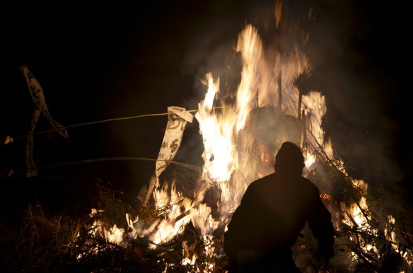 少し火が落ち着くと字がうまくなるようにたくさんの書初めが竹の先につけて燃やされます高く舞い上がるほど上手になるといわれているのでみんな一所懸命にあげます