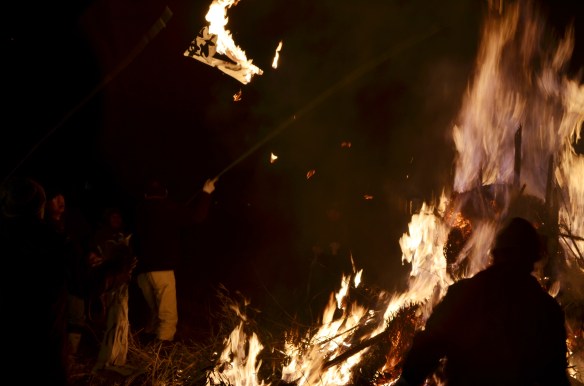 書初め上げが終わると、家族の数だけ持ってきた餅（鏡餅を割ったもの）を焼きますこれを食べると風邪をひかず健康に過ごせるといいます