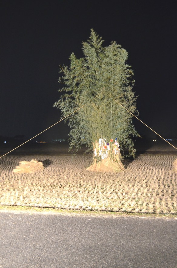 しめ縄を張り巡らし、各家庭のしめ縄や去年のお札などを納めてトンドの完成火を入れて神様（歳徳神）のお立ちを待つだけです