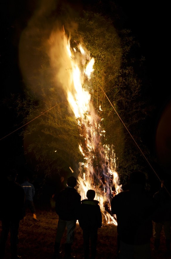 自治会の人たち全員が集まって、お神酒をいただいたあと、トンドさんに火が入れられます