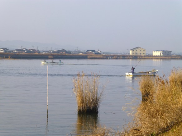 今日は冬とは思えないほど暖かく穏やかな天候でシジミ漁の人も気持ちよさそうです