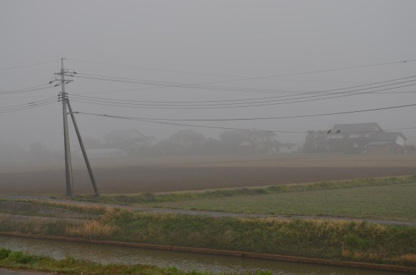 朝靄にかすむ松江分の家並み