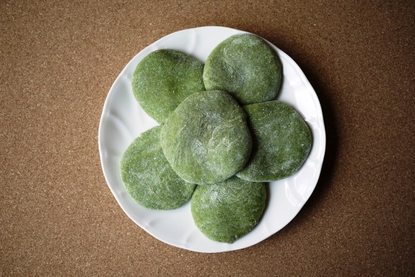 出来上がった草餅 柔らかくて緑が美しい