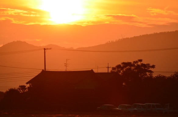 北山に沈む夕日