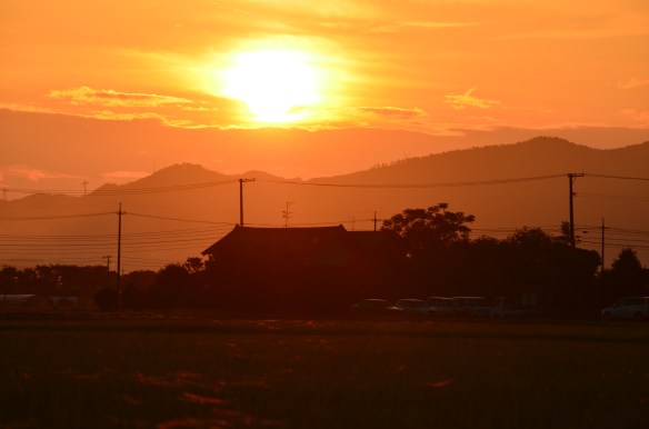 北山に沈む夕日