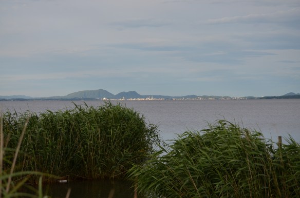雲の切れ間からさす西日を受けて白く浮かび上がる松江の町