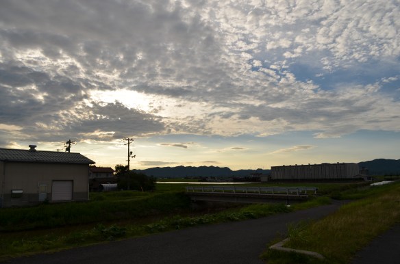 宍道湖西岸堤防の夕景
