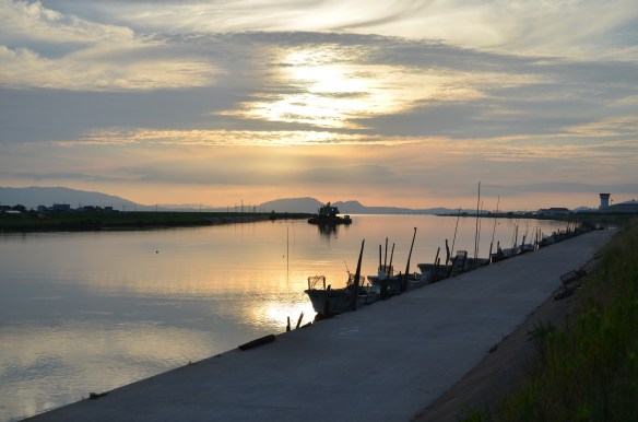 朝焼けの十四間川（右岸堤防から十四間川下流を望む）